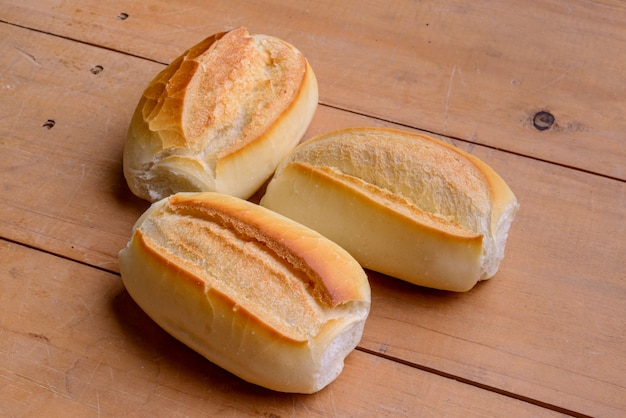 rouleaux français. Pains brésiliens sur table en bois.