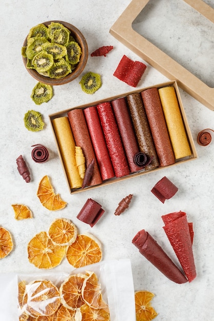 Rouleaux de fruits pastille guimauve aux fruits sur fond blanc