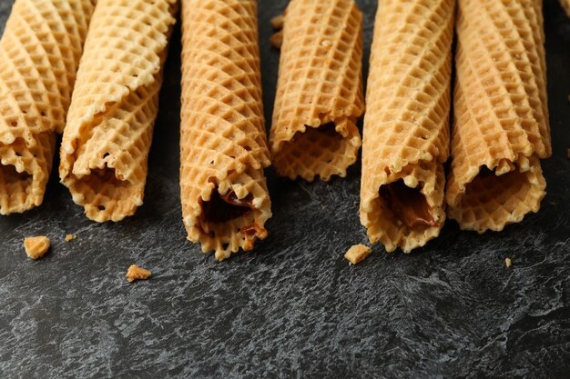 Rouleaux de gaufrettes au lait condensé sur smokey noir