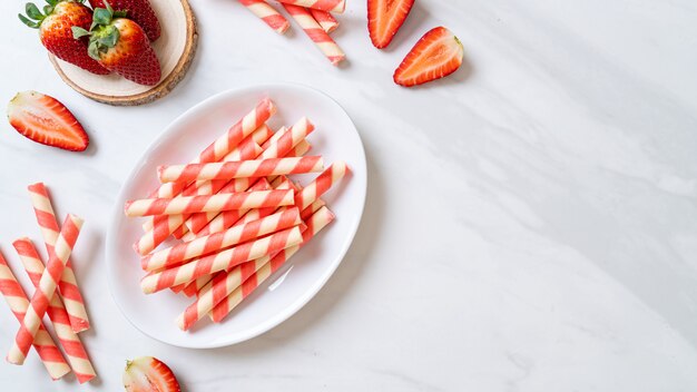 rouleaux de gaufrettes à la crème de fraise