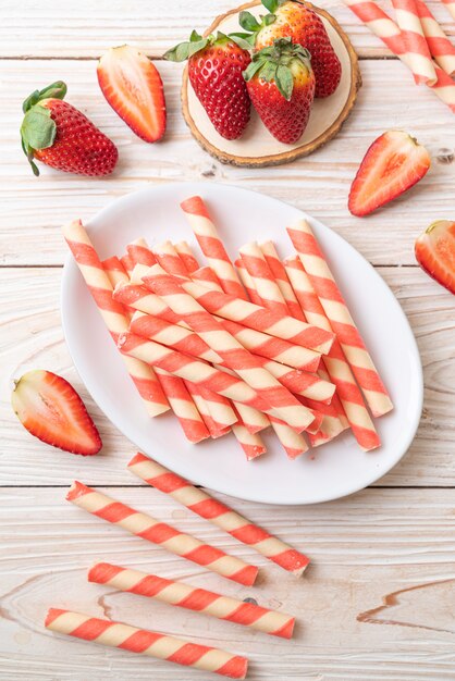 rouleaux de gaufrettes à la crème de fraise