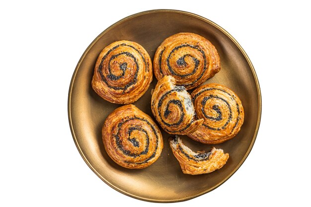 Rouleaux de graines de pavot et petits pains à la cardamome Pains sucrés traditionnels nordiques cuits sur planche de bois isolés sur fond blanc