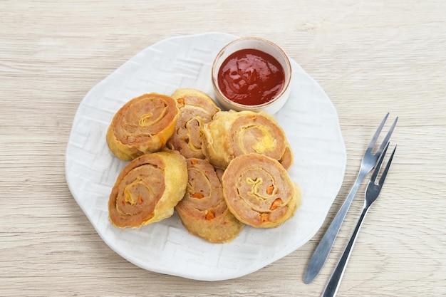 Rouleaux impériaux au poulet à base de poulet haché mélangé avec des carottes de tapioca, des oignons verts et des œufs