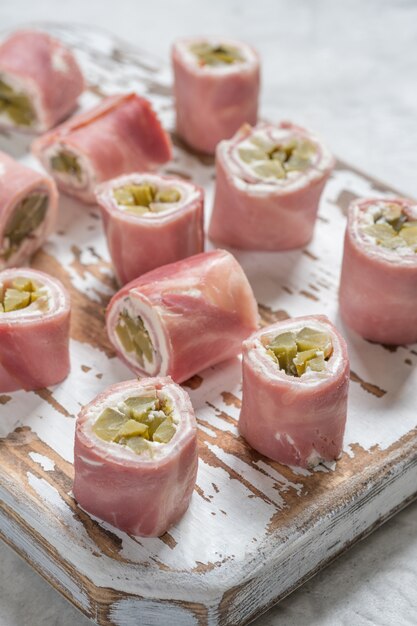 Rouleaux de jambon et cornichons