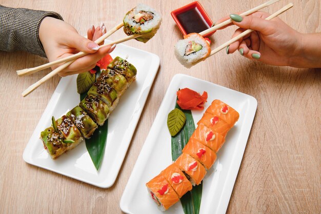 Rouleaux japonais sur fond noir isolé avec des reflets