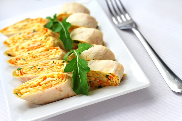 Rouleaux de lavash arménien avec oignons, carottes et fromage