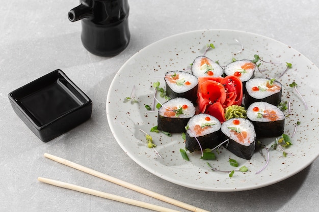 Photo rouleaux de maki au saumon, concombre, caviar et fromage.