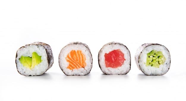 Rouleaux de maki sur fond blanc