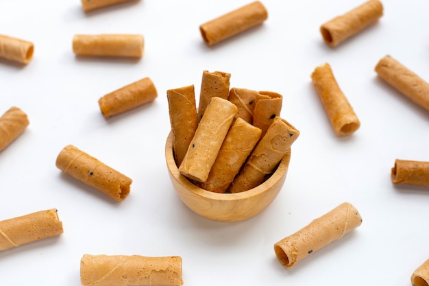 Rouleaux de noix de coco croustillants thaïlandais sur fond blanc.