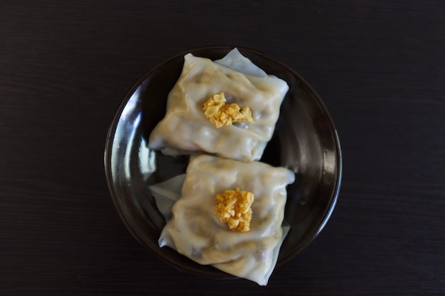 Rouleaux de nouilles de riz chinoises à la vapeur avec pousses de bambou