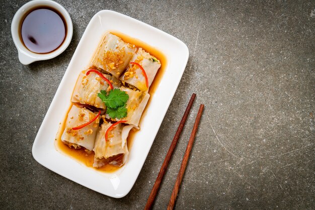 Rouleaux de nouilles de riz cuit à la vapeur chinois - style cuisine asiatique