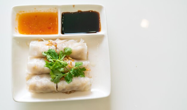 Rouleaux de nouilles de riz à la vapeur chinoises au crabe - style de cuisine asiatique