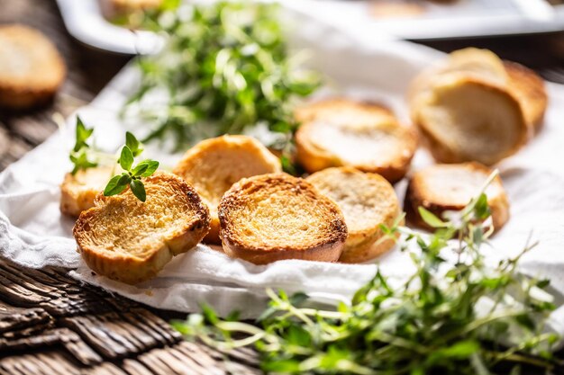 Des rouleaux de pain croustillants et dorés avec une saveur savoureuse servis avec un délicieux thym vert