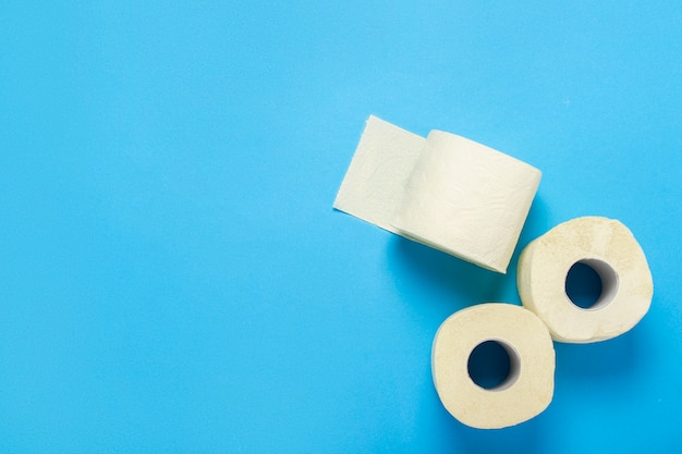 Rouleaux de papier toilette sur un bleu