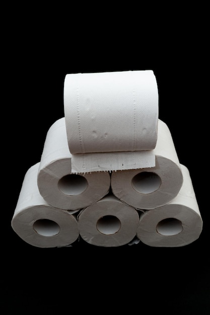 Rouleaux de papier toilette empilés isolé sur fond noir