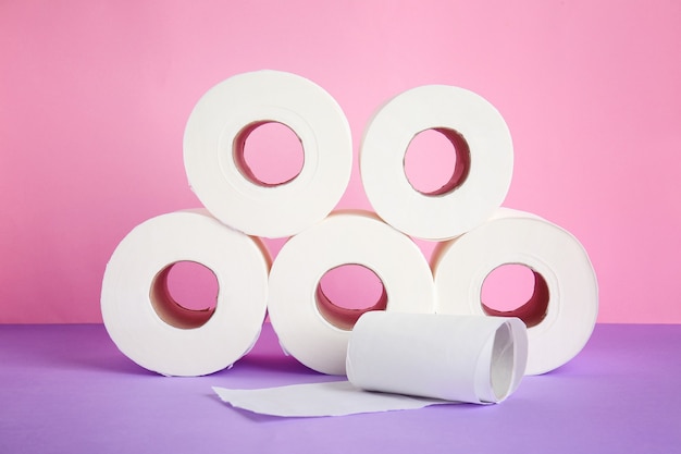 Rouleaux de papier toilette sur fond de couleur