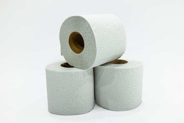 Rouleaux de papier toilette gros plan isolés sur fond blanc.