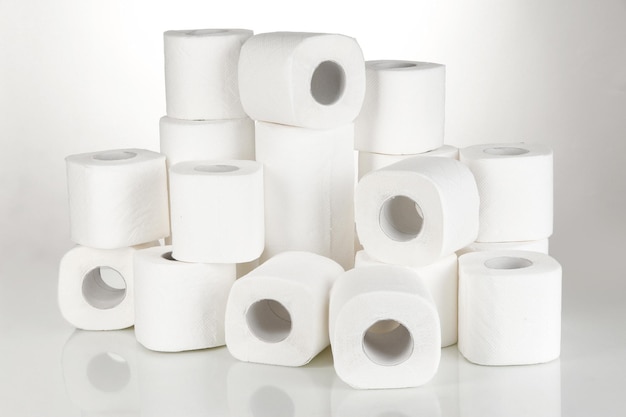 Rouleaux de papier toilette isolé sur blanc