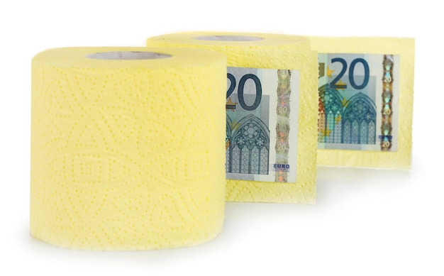 Rouleaux de papier toilette jaune blanc et billets en euros isolés sur blanc