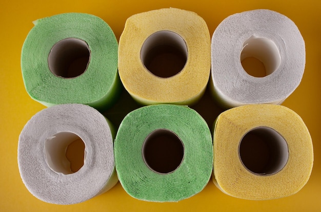 rouleaux de papier toilette multicolore vue de haut