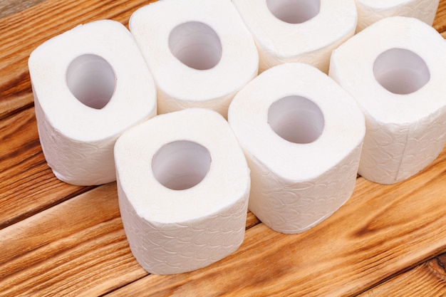 Rouleaux de papier toilette sur la vue de dessus en bois