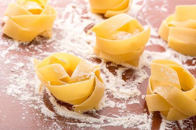 Rouleaux de pâtes à la farine