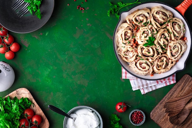 Rouleaux de pâtisserie Choux avec de la viande hachée dans une casserole