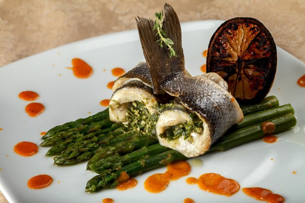 Rouleaux de poisson blanc au four avec sauce à l&#39;asperge