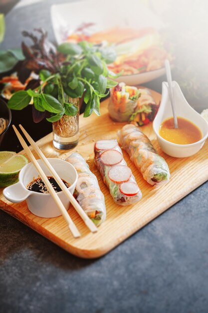 Rouleaux de printemps frais aux légumes et crevettes un plat sain de papier de riz et de légumes biologiques frais