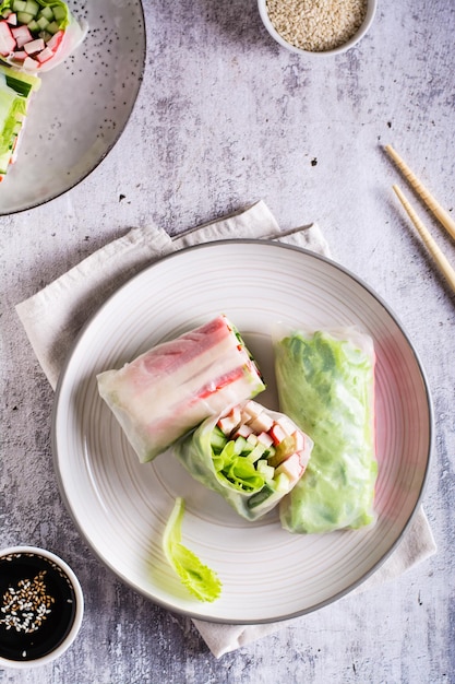 Rouleaux de printemps frais avec bâtonnets de crabe concombre et laitue Nourriture végétarienne Vue de dessus et verticale