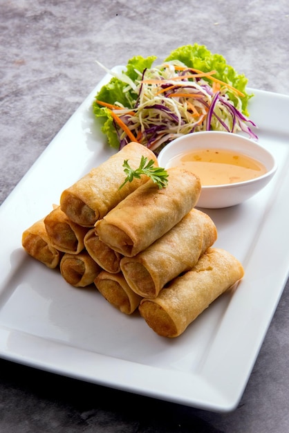 Rouleaux de printemps frits aux légumes farcis aux champignons et aux nouilles de verre Festival de la nourriture végétarienne chinoise