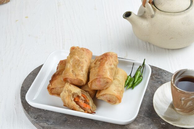 rouleaux de printemps frits ou lumpia goreng sur fond blanc