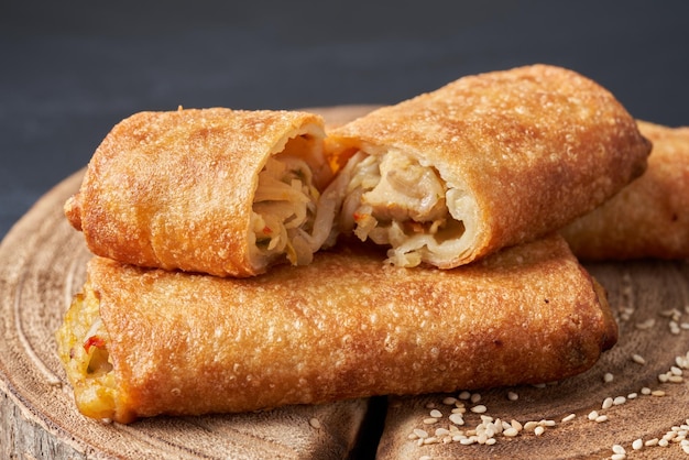 Rouleaux de printemps frits sur une planche de cuisine en bois