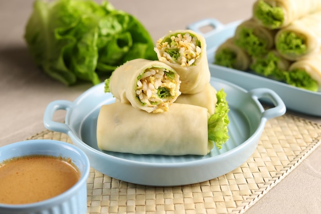 Rouleaux de printemps en papier de riz végétalien frais avec des germes de soja crus et de la laitue à l'intérieur