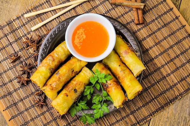 Rouleaux de printemps avec sauce sucrée, vue de dessus, bâtonnets chinois