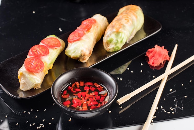 Rouleaux de printemps de sushi frais et savoureux avec du poulet et des crevettes. cuisine japonaise