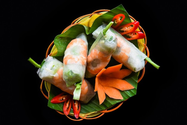 Rouleaux de printemps vietnamiens traditionnels avec papier de riz aux crevettes sur fond noir