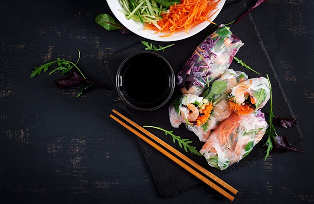 Rouleaux de printemps vietnamiens végétariens avec crevettes épicées, crevettes, carotte, concombre, chou rouge et nouilles de riz.