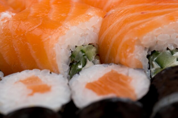 Rouleaux de saumon et caviar servis sur une assiette