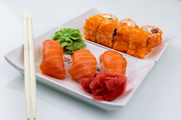 Rouleaux de saumon et fromage de Philadelphie et sushi nigirizushi au saumon