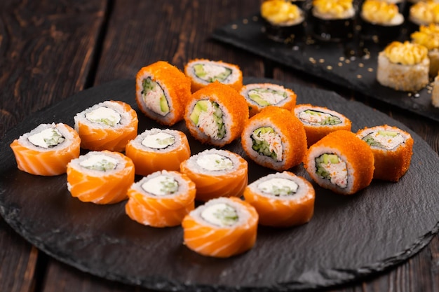 Rouleaux sertis de sushi de poisson avec concept de cuisine asiatique de baguettes