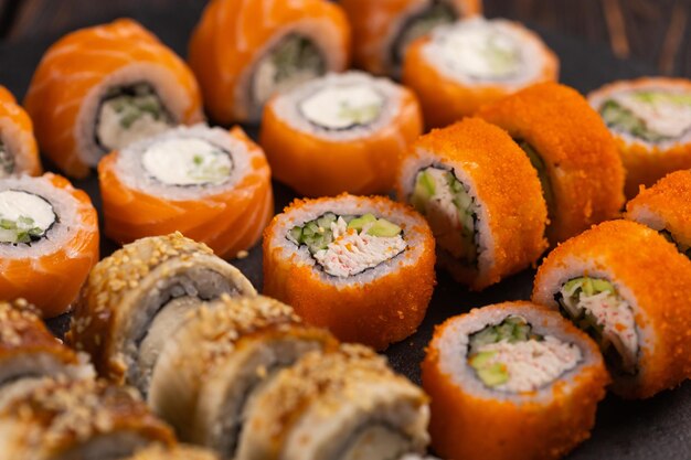 Rouleaux sertis de sushi de poisson avec concept de cuisine asiatique de baguettes