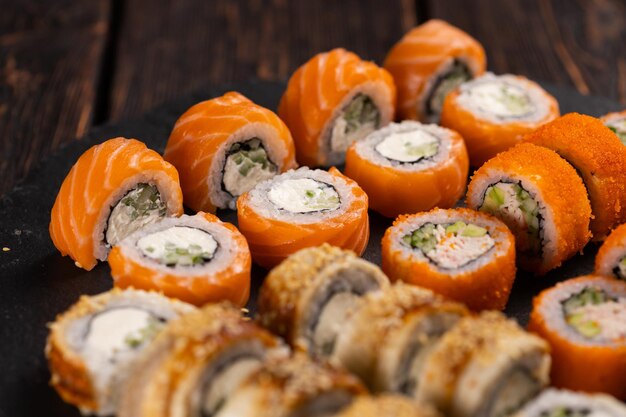 Rouleaux sertis de sushi de poisson avec concept de cuisine asiatique de baguettes