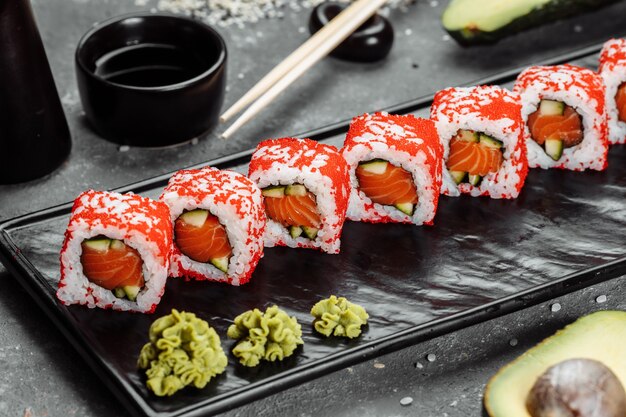 Rouleaux de style sushi californien, avec crudités, arrière-plan de bordure alimentaire.