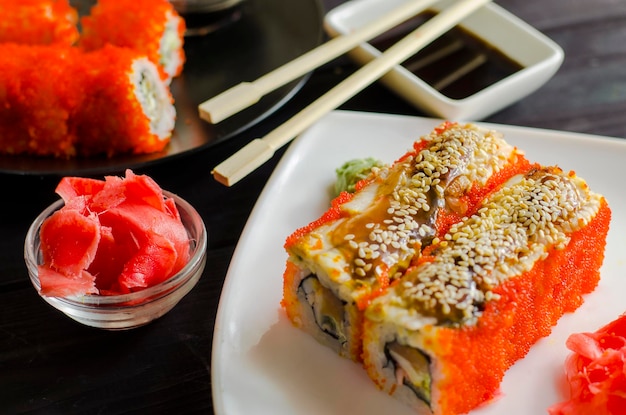 Rouleaux de sushi à l'anguille dans les œufs de poisson volant