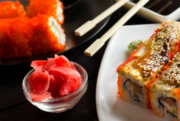 Rouleaux de sushi à l'anguille dans les œufs de poisson volant