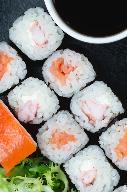 rouleaux de sushi sur ardoise en pierre sombre