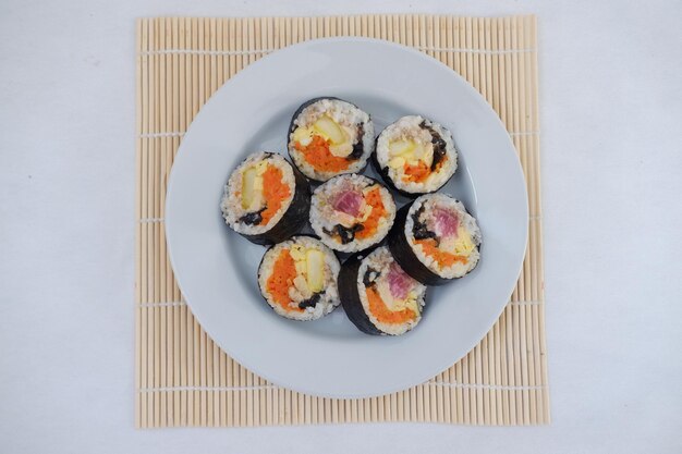 Rouleaux de sushi sur une assiette sur fond blanc cuisine japonaise