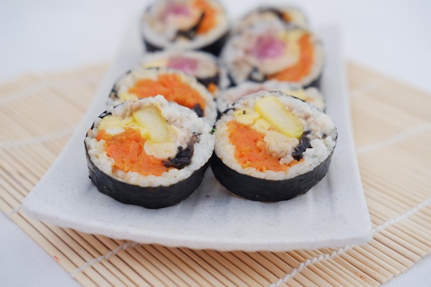 Rouleaux de sushi sur une assiette sur fond blanc cuisine japonaise