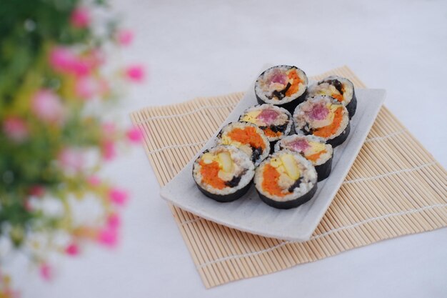 Rouleaux de sushi sur une assiette sur fond blanc cuisine japonaise